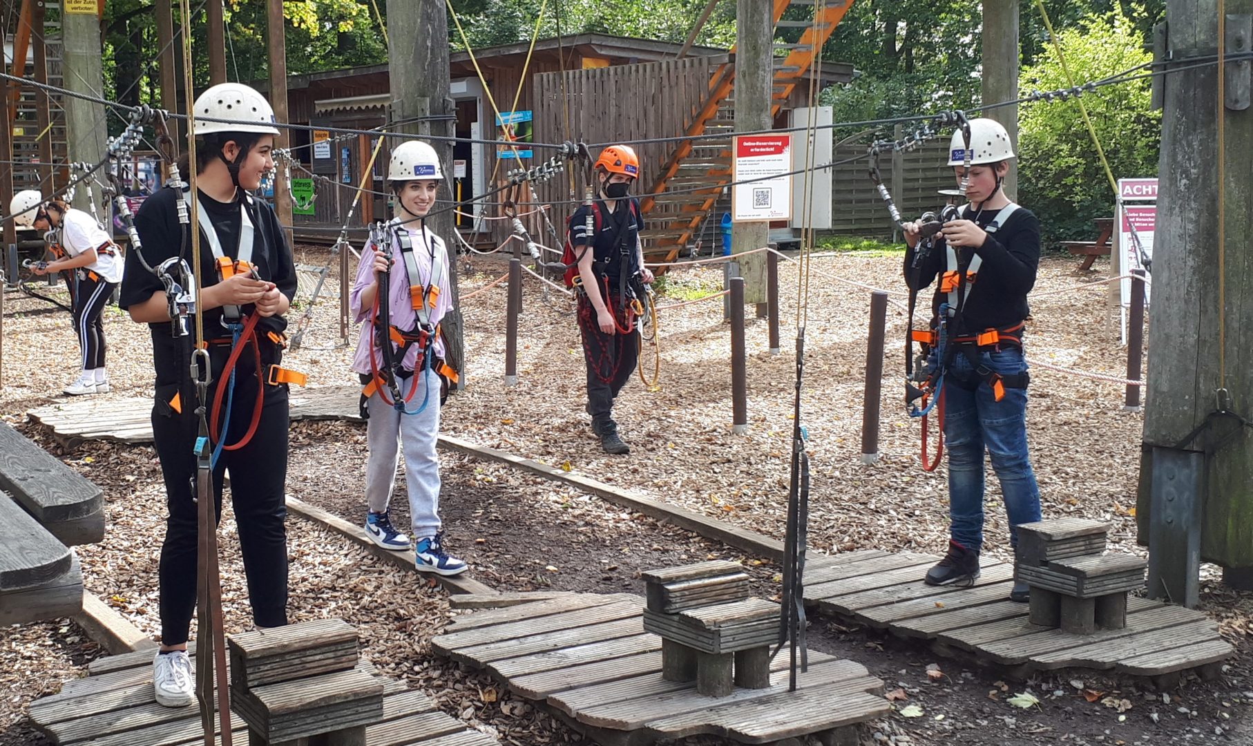 Nazalin, Hajar, Nick